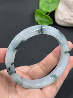 F42973923 翡翠正圈手镯  含其它矿物成分 货品总重约56.25g 57.1圈口