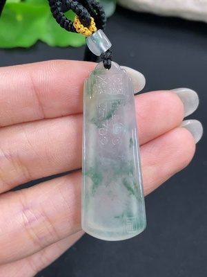 F41950066 翡翠挂件含绳货品总重约12.32g