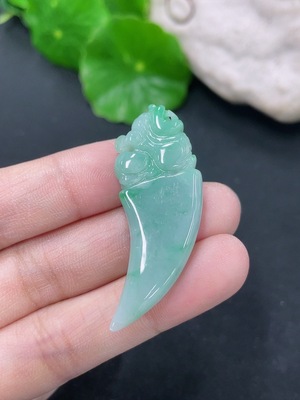 F46568012 翡翠挂件龙牙 货品总约重7.2g