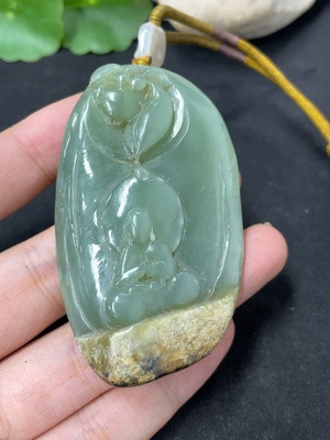 H46575019 和田玉挂件   悟道   货品总重约（含绳）47.2g   皮色成因未定   含其他矿物成份