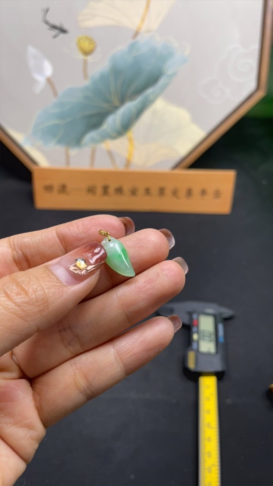 F26997750 Jadeite Auspicious Melon Pendant with 18K Gold Clasp, Total Weight Approx. 0.8g