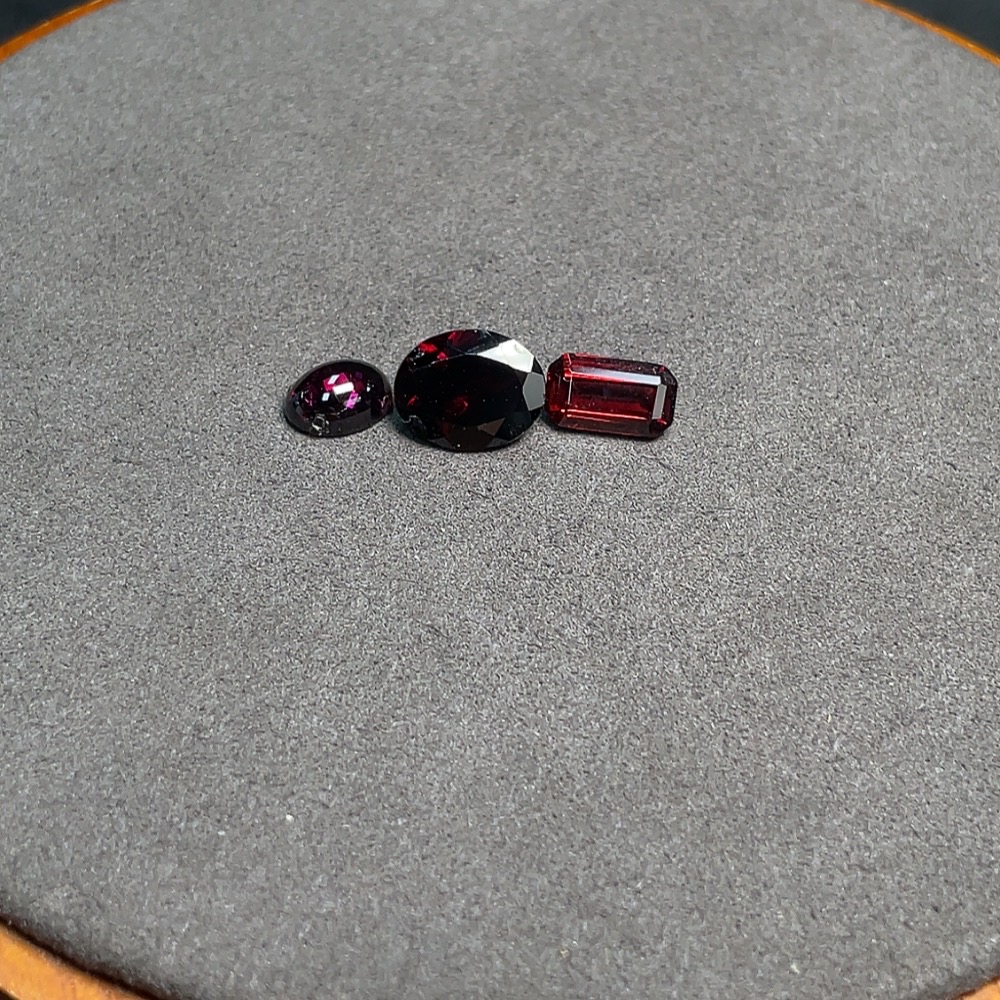 C32815384 Garnet loose stone Total weight approx. 7.52ct Sell as a Lot