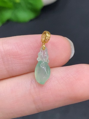 F33941106 Jadeite Auspicious Gourd Pendant with 18k Gold Clasp, Total Weight Approximately 0.3g