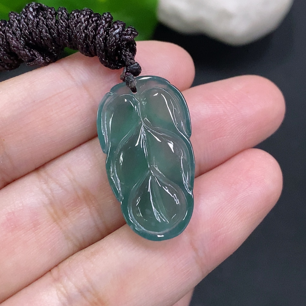 F34022926 Jadeite leaf pendant, total weight including cord approximately 4.1g