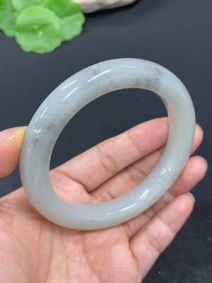 H42961139 和田玉正圈手镯    圈口59.8     货品总重约66.2g