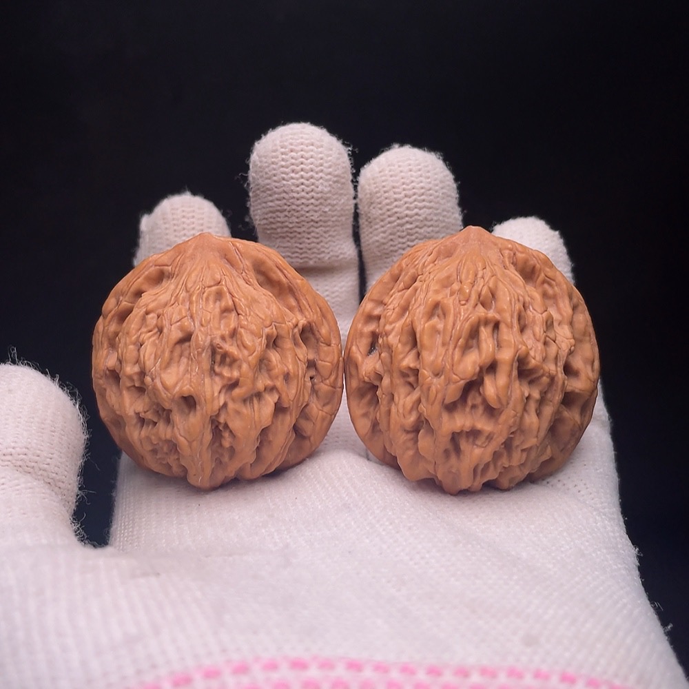 W33843108 Walnut Total weight about 37.8g Size about 38.9mm