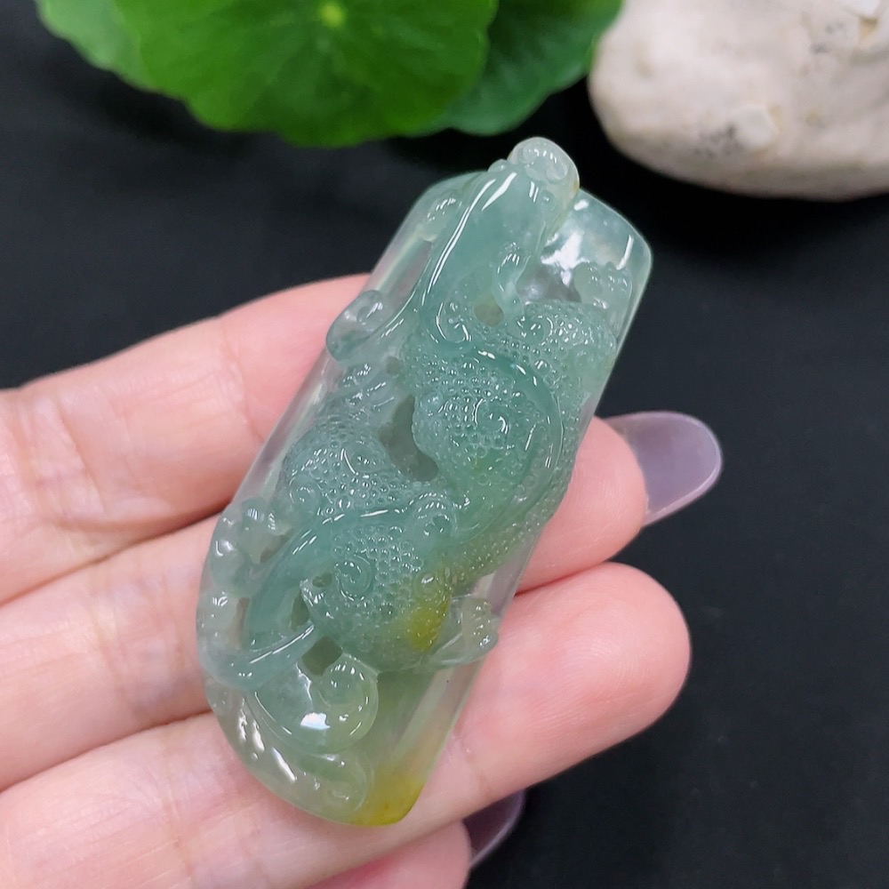 F34966674 Jadeite pendant with a total weight of approximately 25.7 grams (color origin of the yellow part undetermined)