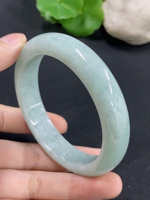 F46601194 翡翠正圈手镯 圈口57.2 货品总重约61.18g