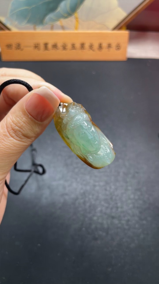 F29386644 Jadeite Guanyin Pendant, Total Weight Approx. 20g, Color Origin Undetermined, Beads Non-Grade A