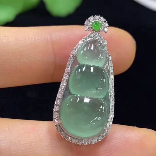 F35114194 Jadeite Lucky Bean Pendant Set in 18k Gold with Diamond Accents, Total Weight Approximately 3.55g