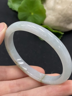 F36277812 翡翠贵妃手镯 圈口53.7/47.8 有断裂  货品总重约23.38g