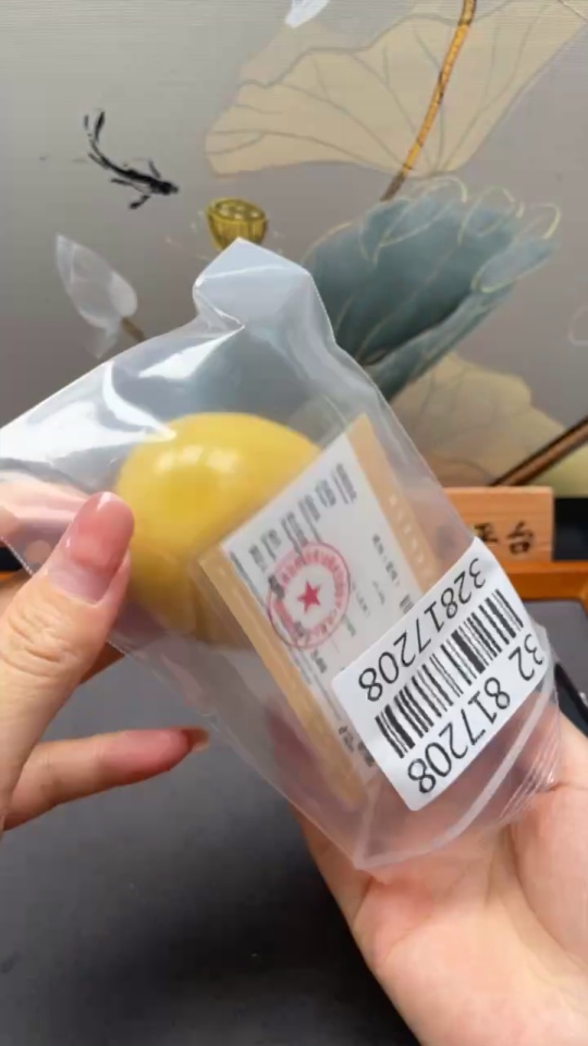 C32817208 Amber and Beeswax Pendant, Total Weight Approx. 64.66g