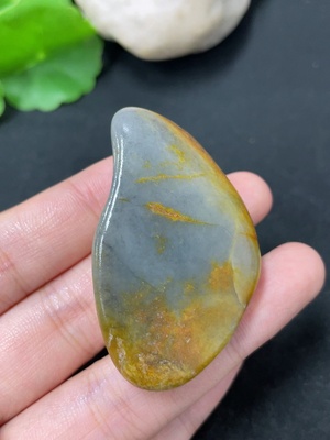 H45464413 和田玉       货品总重约32.7g   皮色成因未定   含其他矿物成份