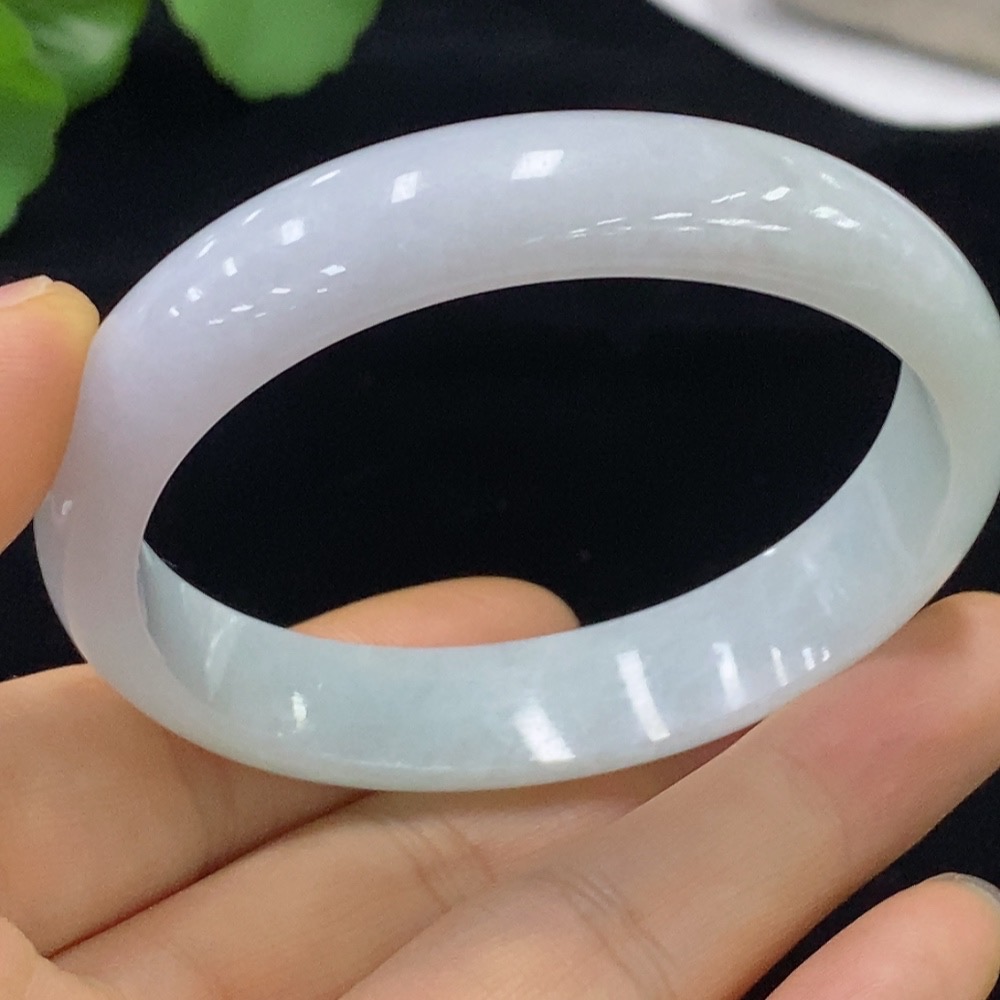 F33835074 Imperial Concubine Jadeite Bangle 55.3/49.6 loop size total weight approx. 38.14g