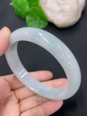 F46566835 翡翠正圈手镯 圈口59.5mm 货品总约重57.69g
