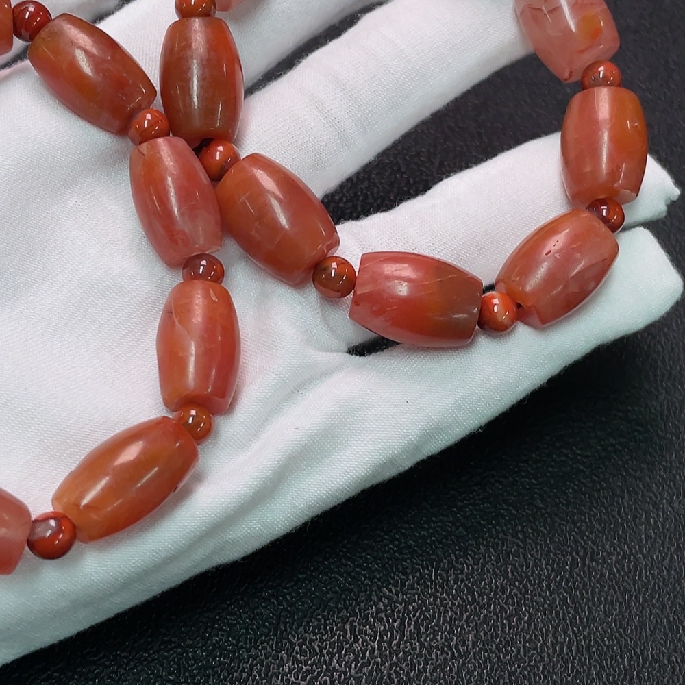 C35091873 Red Agate Bracelet with Visible Organic Matter, Total Weight Approximately 82.94g, Sell as a Lot