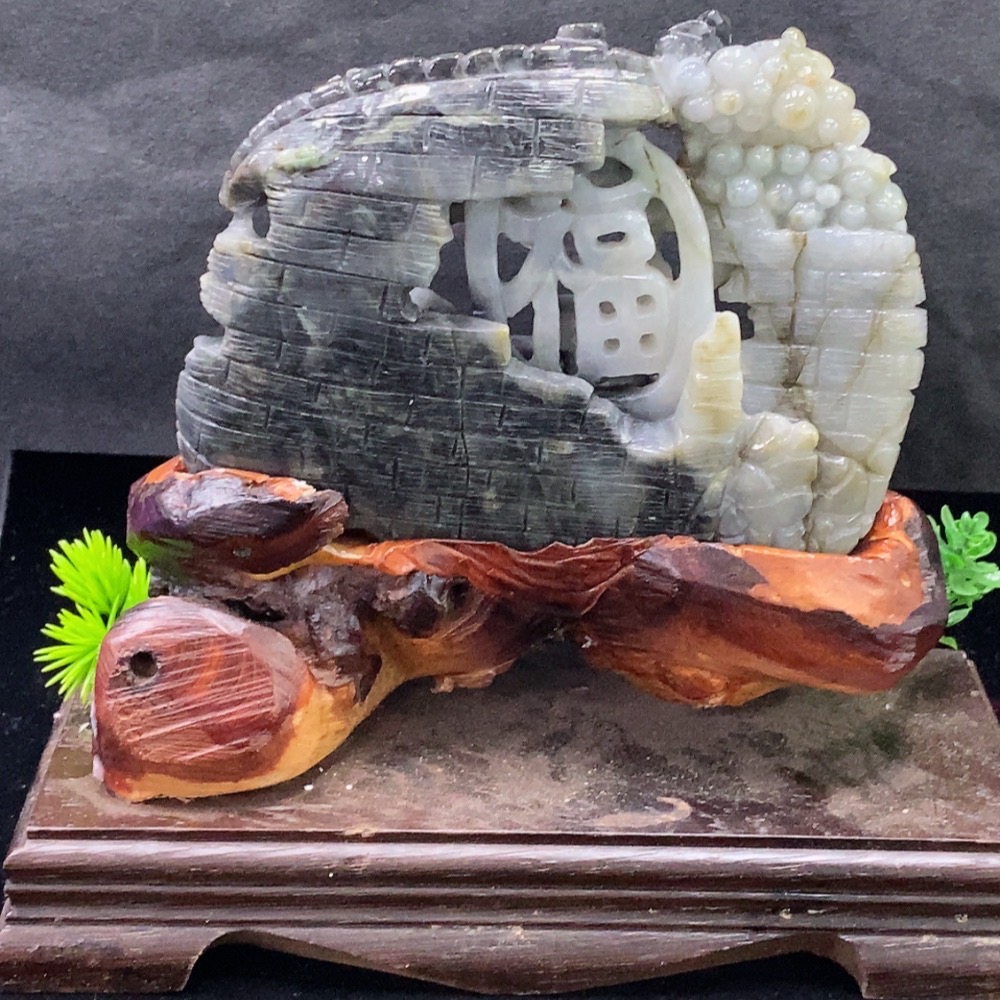 F34045723 Jadeite ornament with base, fractured