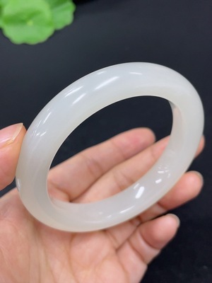 H43124480 和田玉正圈手镯     圈口54.3      货品总重约50.9g