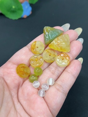 H41947243 岫玉(蛇纹石玉)挂件+散珠  货品总重约15.6g 一手走