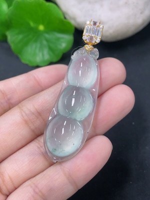 F46551756 翡翠福豆挂件  18k金扣头 非钻 货品总重约8.6g
