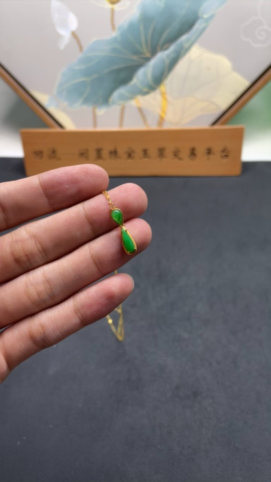 F21386934 Jadeite Inlaid Pendant Full 18K Gold Total Weight Approx. 1.43g Including Chain