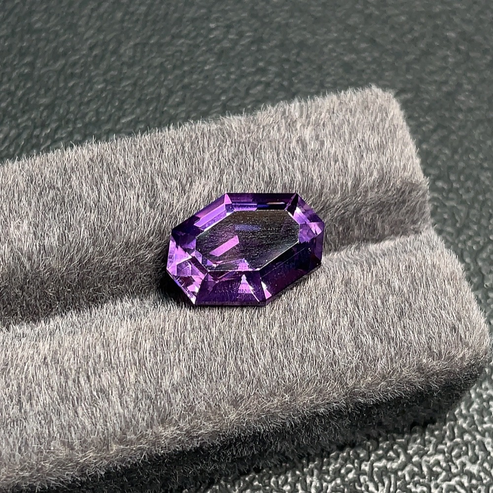 C26033460 Crystal Rough Stone Total Weight Approx. 8.13 Carats