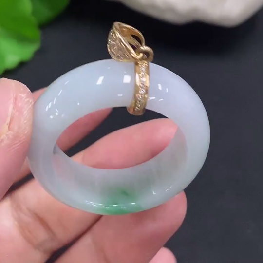 F30568993 Jadeite pendant with 18K gold clasp, total weight approx. 16.2g (set with diamonds)