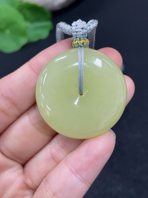 H46558677 和田玉挂件    平安扣   货品总重约（含绳）23.5g