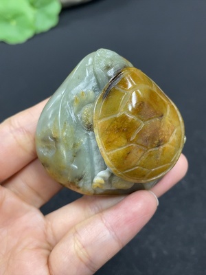 H41905249 和田玉挂件    长寿龟    货品总重约89.1g    皮色成因未定    含其他矿物成份