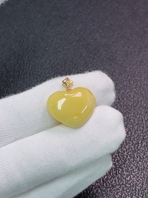 C33852187 18K Amber Pendant, Total Weight Approx. 1.24g