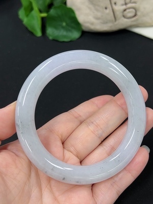 F46545701 翡翠圆条手镯 货品总重约70.37g 58.5圈口
