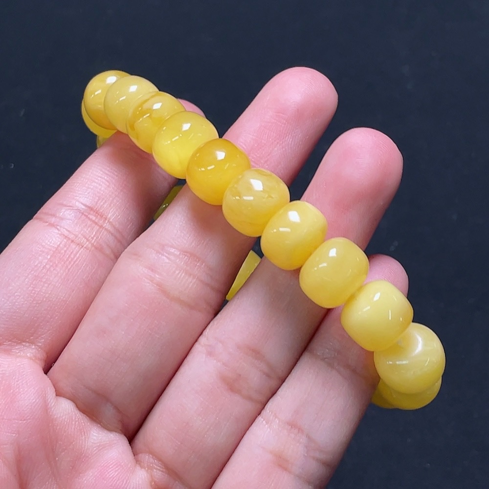 C31665658 Amber and Beeswax Bracelet, Total Weight Approximately 16.04g, Bead Size About 10.9mm