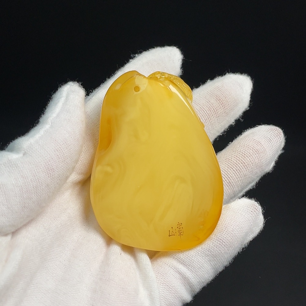 C24796921 Amber and beeswax pendant, total weight about 40.87g, with damage