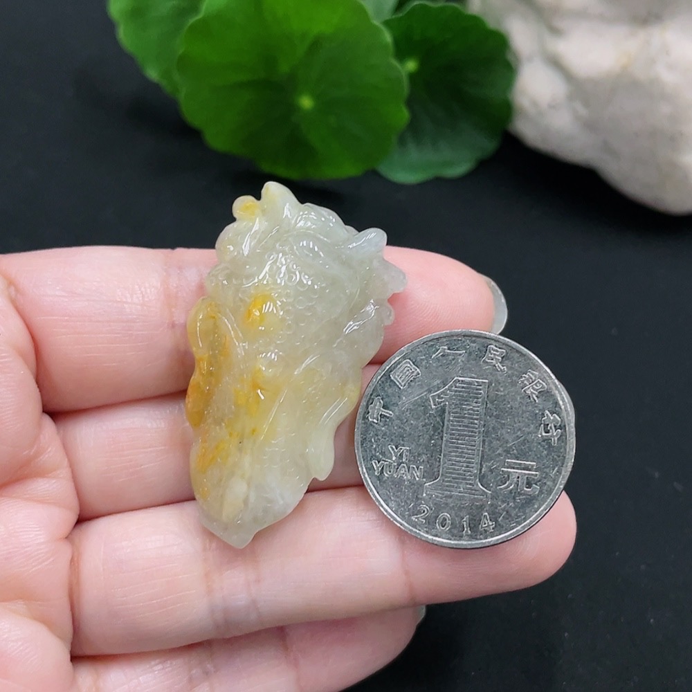 F31579804 Jadeite cabbage pendant with a total weight of approximately 18.4 grams (color origin undetermined)