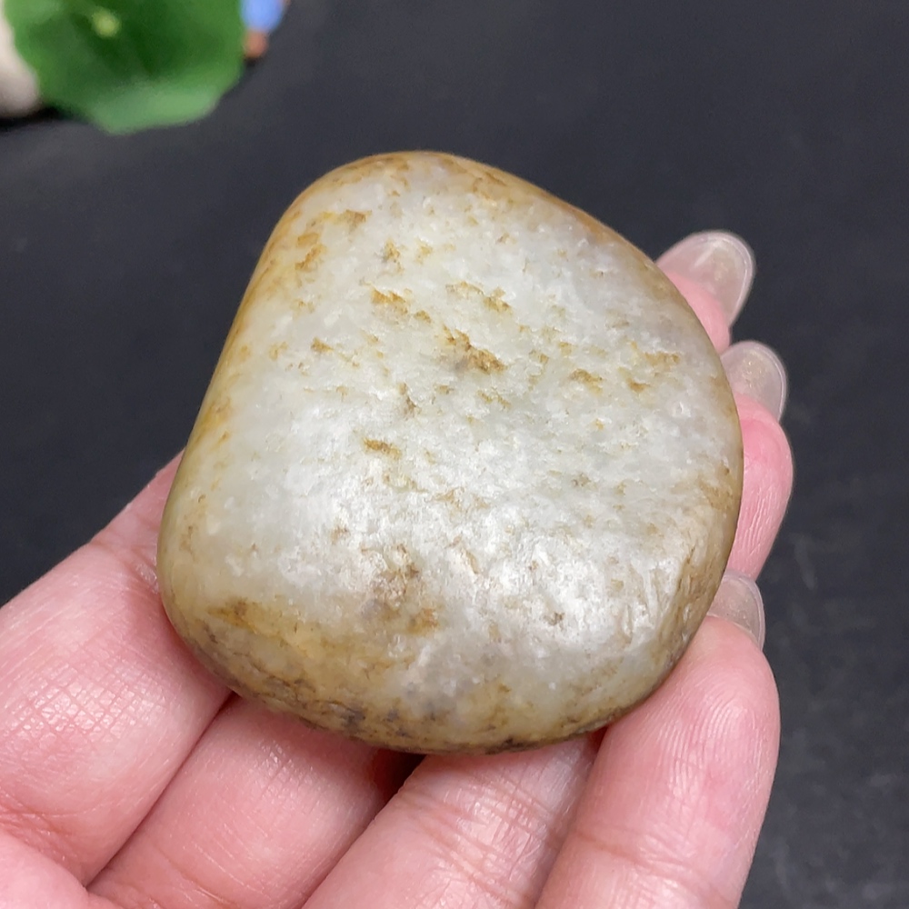 H30524586 Hetian Jade, undetermined skin color origin, containing other mineral components, total weight approx. 54.8g