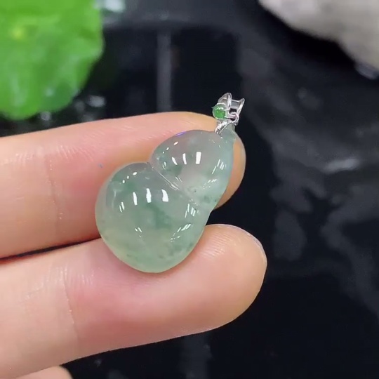 F23607669 Jadeite Gourd Pendant with 18k Gold Bezel, Total Weight 3.703g