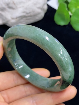 F46482259 翡翠正圈手镯   56.9圈口 货品总重约63.63克  含其他矿物成分