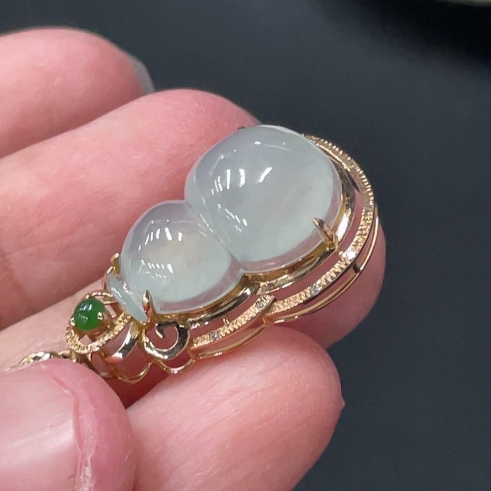 F30518918 Jadeite Gourd Inlaid Pendant with 18K Gold, Total Weight Approximately 3.05g