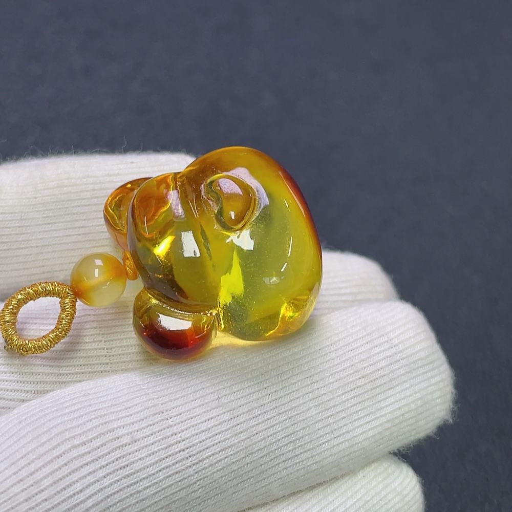 C30474515 Amber beeswax pendant coated, total weight approx. 6.38g