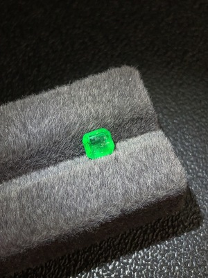 C29340691 Emerald Rough Stone Total Weight Approximately 1.31 Carats Clarity Enhanced