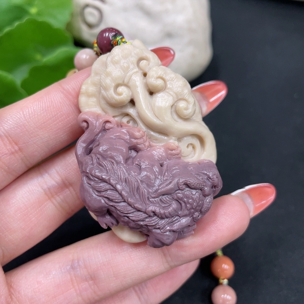 H34062665 Alashan Agate Pendant - Auspicious Beast, contains other mineral components, non-gold, total weight approx. 70.5g (including chain)
