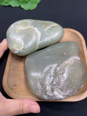 H43093013 和田玉       货品总重约750g     含其他矿物成份