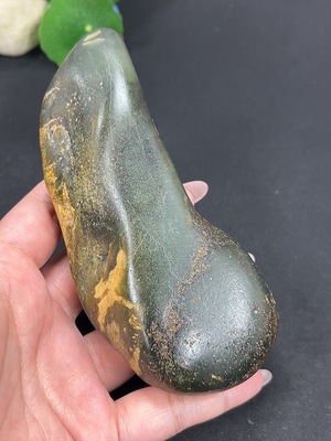 H40767554 和田玉 皮色成因未定 含其他矿物成分 货品总重约494.8g