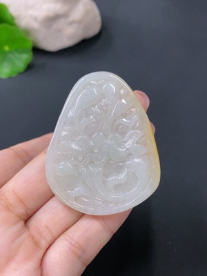 F28183376 翡翠挂件 货品总约重21.78g 颜色成因未定