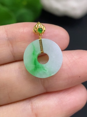 F31648224 Jadeite Donut Pendant with 18K Gold Clasp, Total Weight Approx. 1.5g