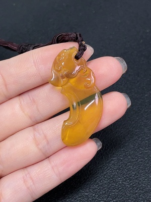 C43111365 琥珀蜜蜡挂件  货品含绳总重约5.16克