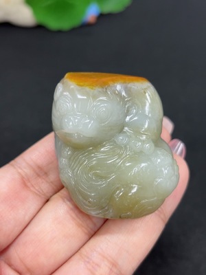 H46586802 和田玉挂件 瑞兽 货品总重约63g 皮色成因未定 含其他矿物成分