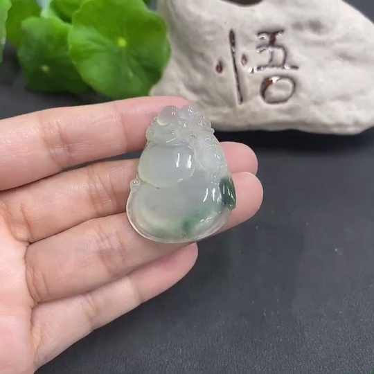 F1028405 JadeitePendant with Veins/Cracks