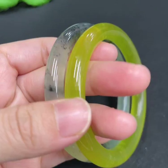 H34051866 Xiuyu (Serpentine Jade) Round Bangle