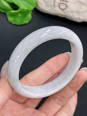 F41848420 翡翠正圈手镯 货品总重约49.91g  修补 圈口56.4